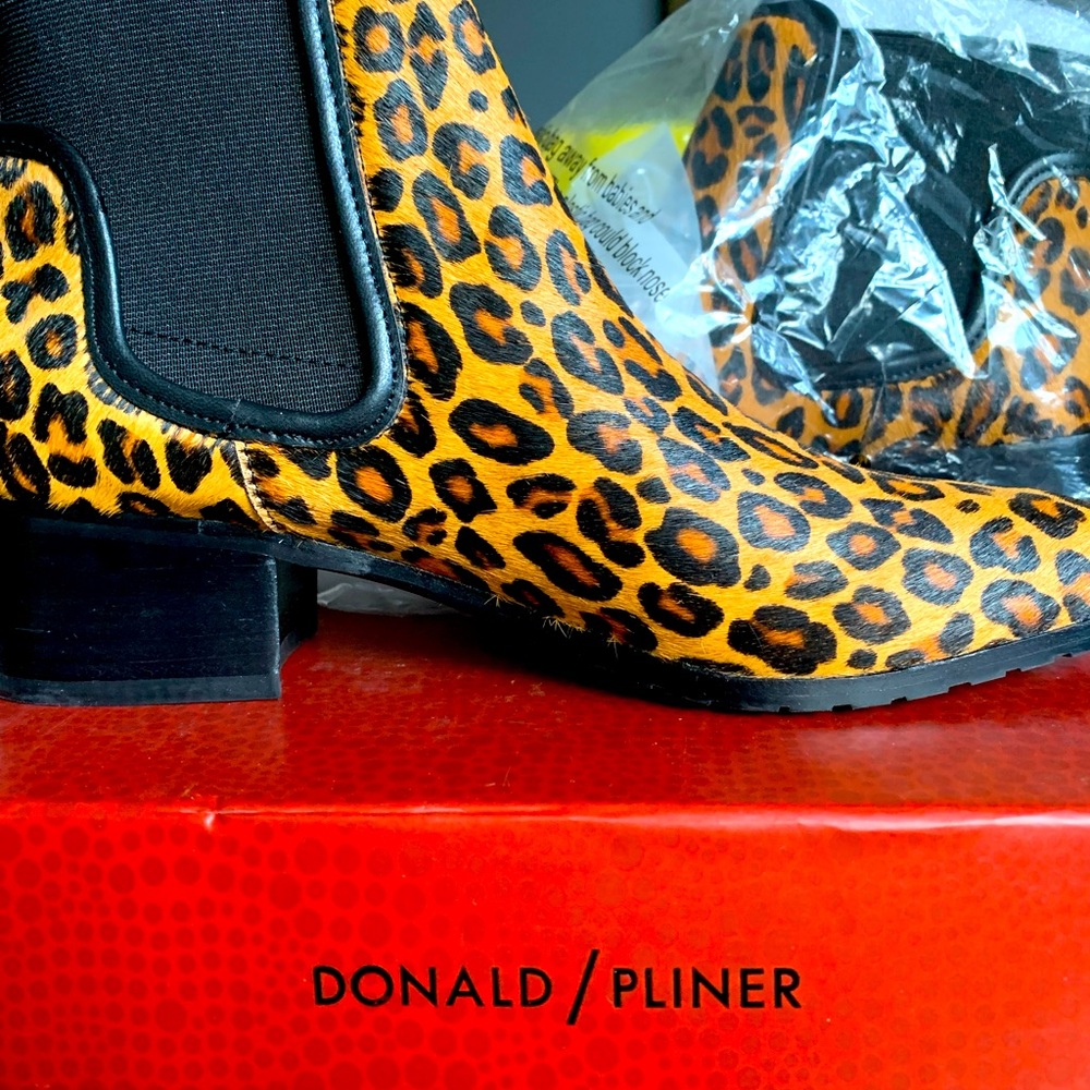 Brand new Donald Pliner booties